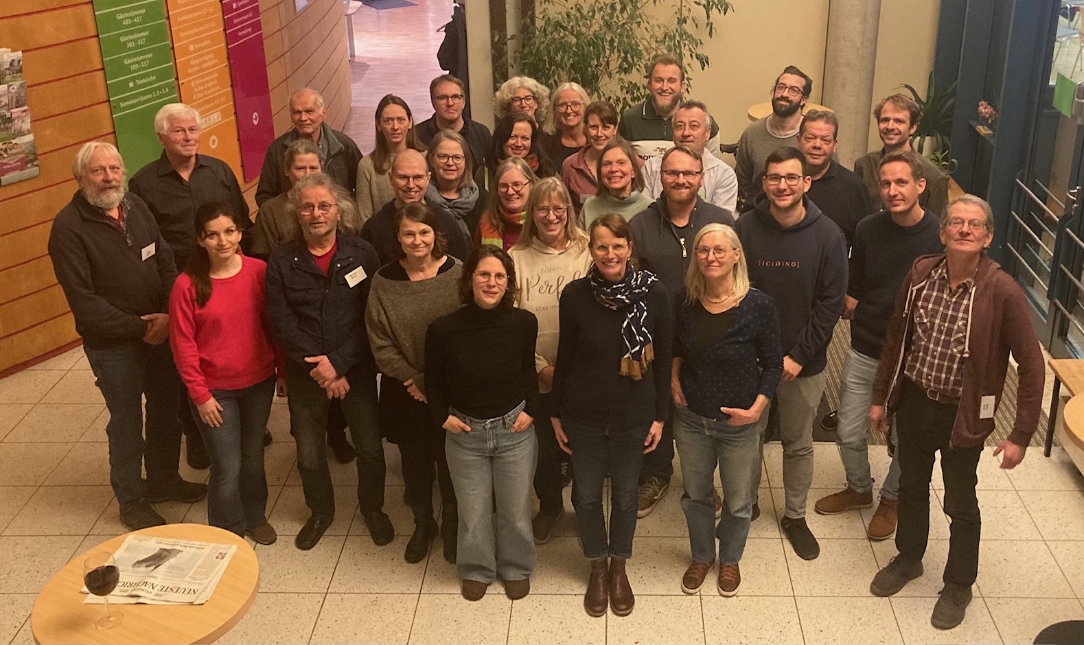 Die Mitarbeitenden der Kontrollgesellschaft sind auf einem Gruppenfoto zu sehen. Im Hintergrund Bäume