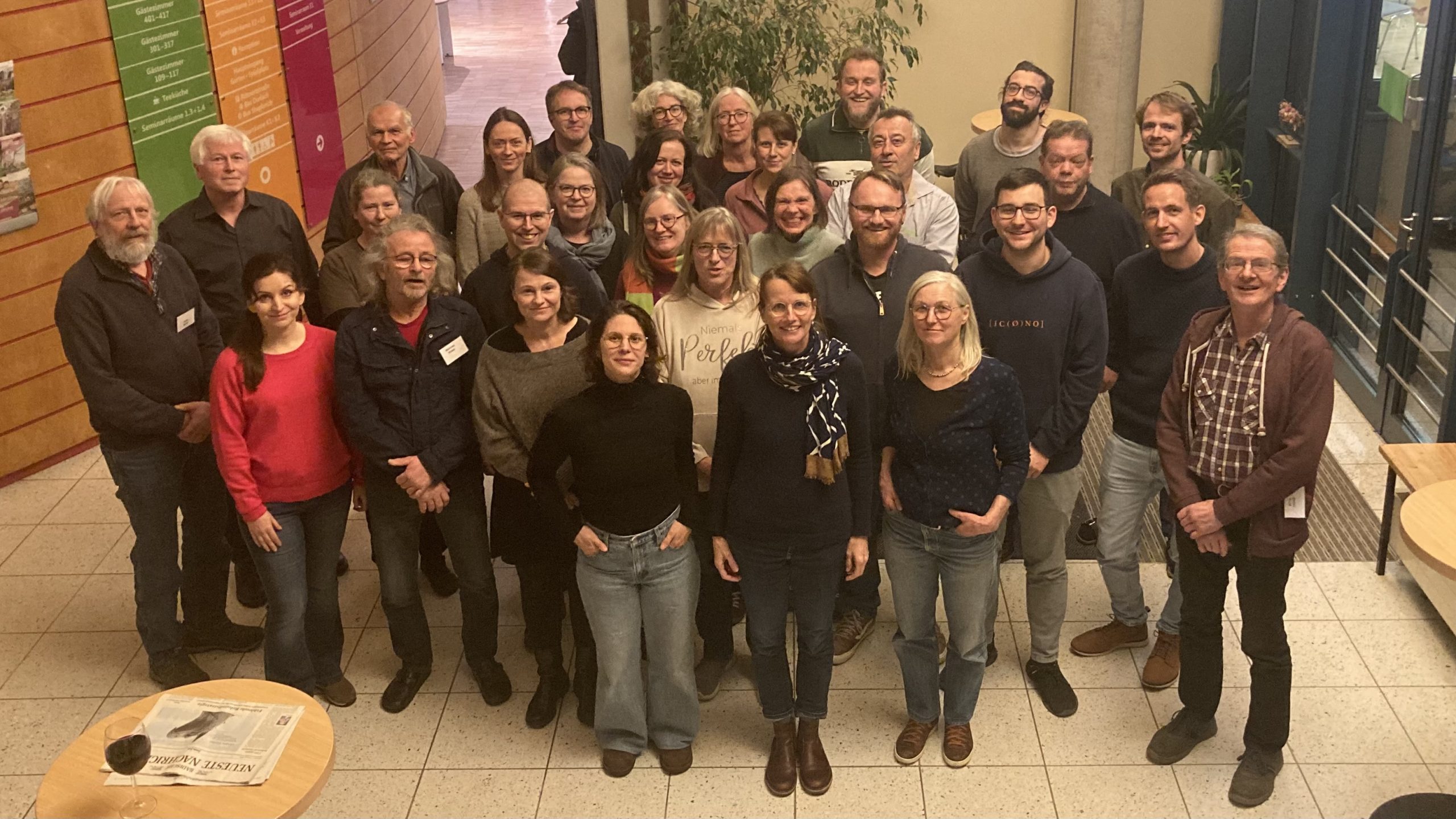 Die Mitarbeitenden der Kontrollgesellschaft sind auf einem Gruppenfoto zu sehen. Im Hintergrund Bäume